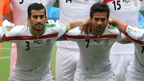 Die iranischen Fußball-Nationalspieler Ehsan Hajsafi und Massoud Schojaei bei der Weltmeisterschaft 2014 in Salvador, Brasilien