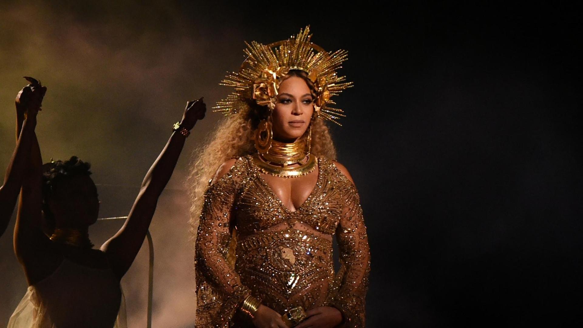 Die Sängerin Beyonce bei einem Auftritt während der 59. Verleihung der Grammy music Awards in Los Angeles in Kalifornien