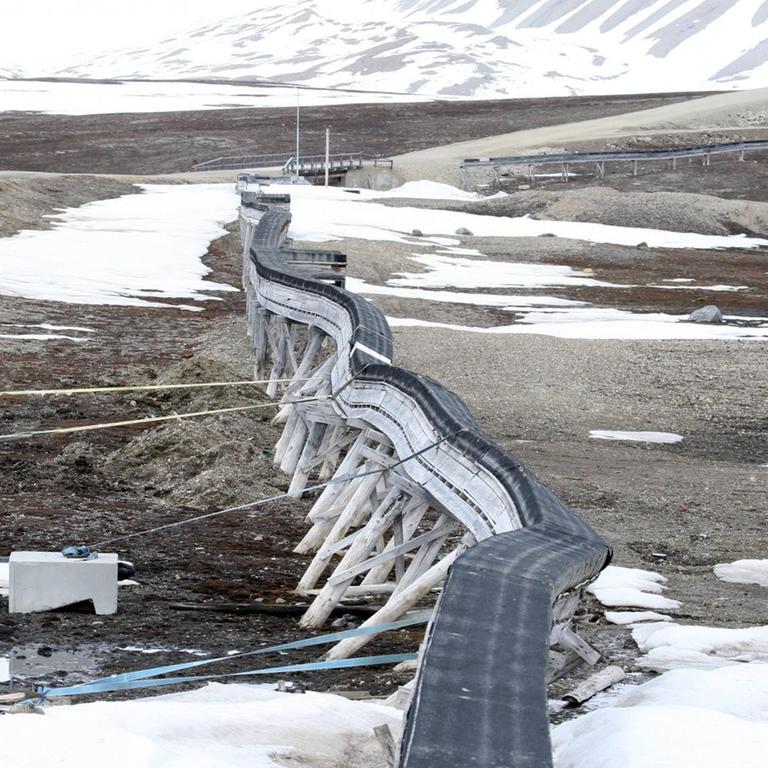 Tauender Permafrost im norwegischen Spitzbergen