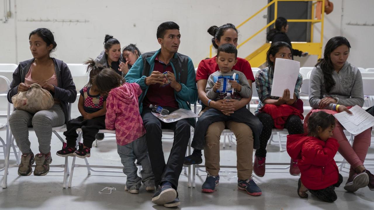 Migranten aus Honduras und anderen mittelamerikanischen Ländern warten in einem der Zentren der Hilfsorganisation Annunciation House in El Paso/Texas