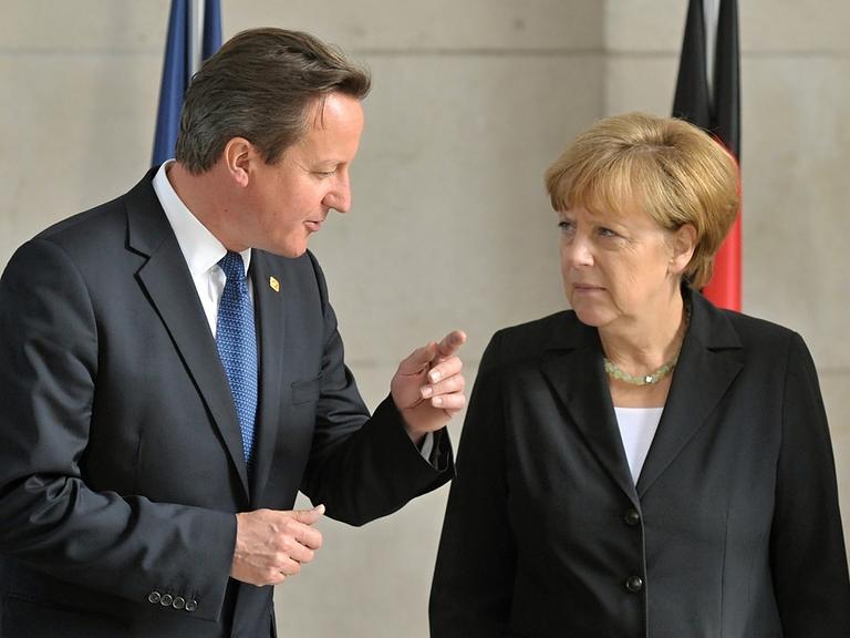David Cameron redet am Rande des Gedenkens an den Ersten Weltkrieg in Ypern in Belgien mit Angela Merkel.