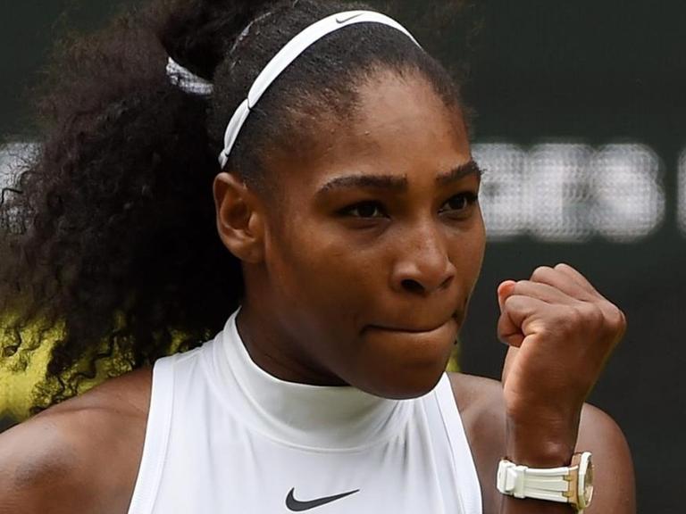 epa05417100 Serena Williams of the US scores against Angelique Kerber of Germany in their ladies' singles final during the Wimbledon Championships at the All England Lawn Tennis Club, in London, Britain, 09 July 2016 EPA/GERRY PENNY EDITORIAL USE ONLY/NO COMMERCIAL SALES |