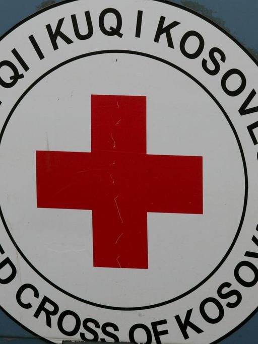 Zeichen des Roten Kreuzes aus Kosovo an einem Fahrzeug