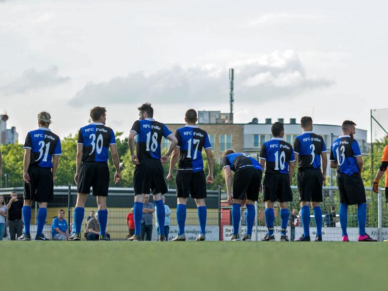 Die Spieler des HFC Falke stehen am 26.07.2016 in Hamburg zu Beginn eines Testspiels gegen den SC Hansa 11 auf dem Platz.