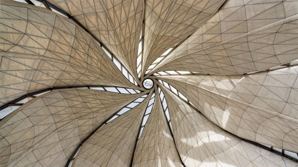 Spiralförmig laufen die Betonseiten der Kuppel in der Mitte der Kuppel zusammen.