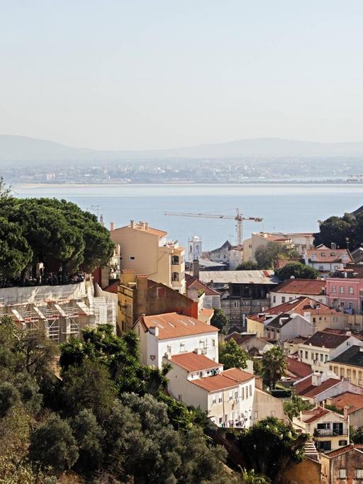 Blick über das Lissaboner Viertel Mouraria auf den Tejo