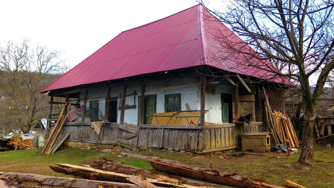 Das alte Holzhaus, in dem der Rumäne Toader Koman lange lebte