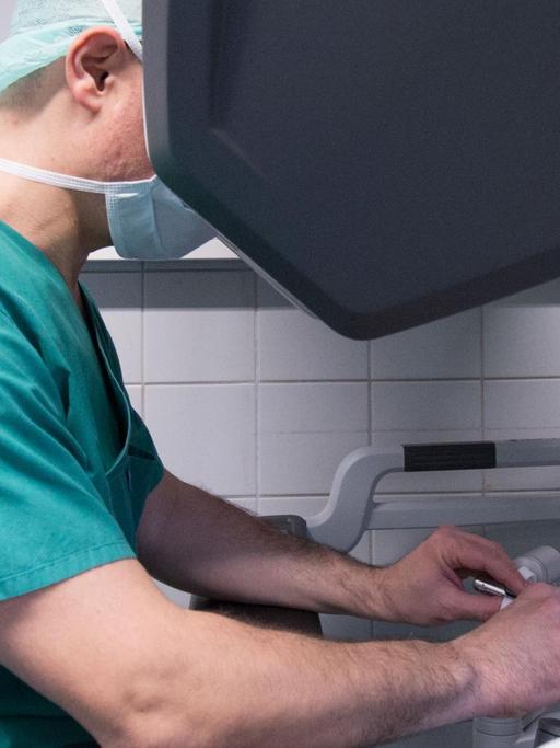Ein Chirurg bedient das OP-Robotersystem "da Vinci Xi"