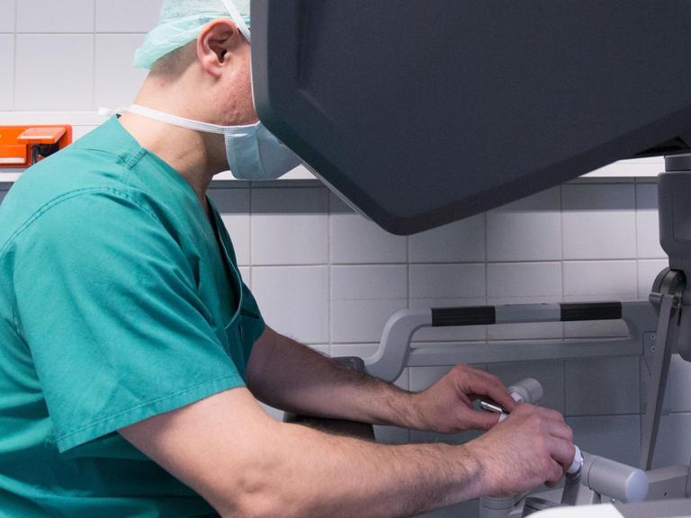 Ein Chirurg bedient das OP-Robotersystem "da Vinci Xi"