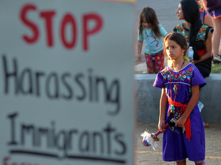 Kinder protestieren am 13. August 2014 in Los Angeles gegen die Einwanderungspolitik der USA. Nach Angaben der Behörden kamen allein in diesem Jahr bislang rund 57.000 Kinder ohne Begleitung erwachsener Verwandter aus Mittelamerika in die USA, wo sie hoffen Armut und Gewalt entfliehen zu können.