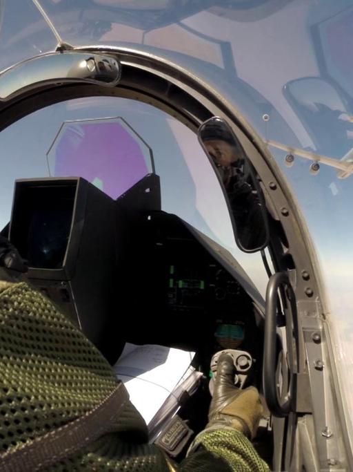 Ein von der französischen Luftwaffe zur Verfügung gestelltes Bild zeigt ein Rafale-Kampfflugzeug während des Einsatzes im Irak beim Betanken in der Luft.