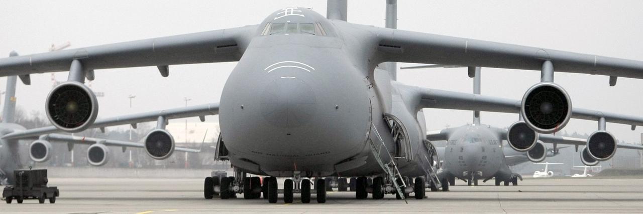 Große grau angestrichene Transportflugzeuge der US-Luftwaffe stehen auf dem Militärflugplatz in Ramstein