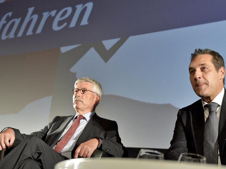 Der deutsche SPD-Politiker Thilo Sarrazin und der Chef der rechtspopulistischen, österreichischen Partei, FPÖ, Heinz-Christian Strache bei einer Diskussion im Oktober 2015 in Wien