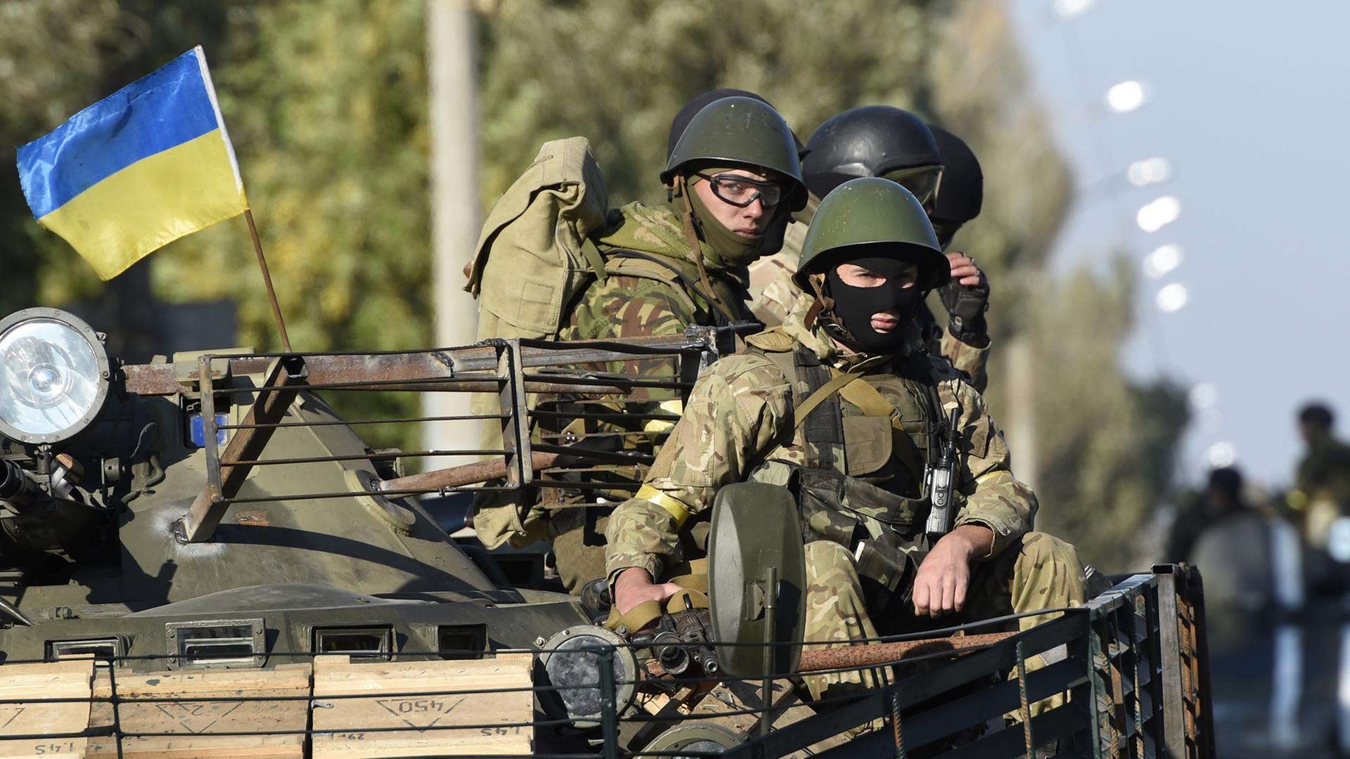 Ukrainische Soldaten in einem gepanzerten Fahrzeug in Mariupol.