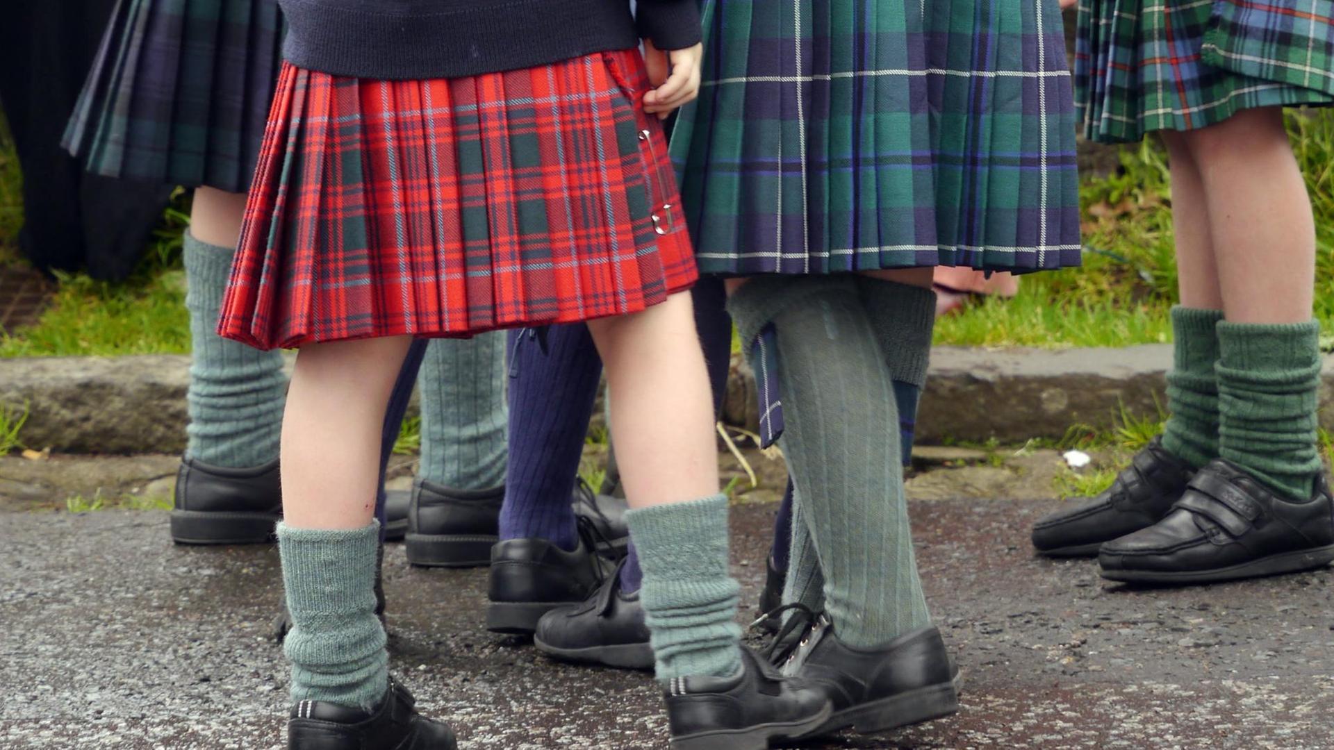 Schüler im Kilt stehen nebeneinander.