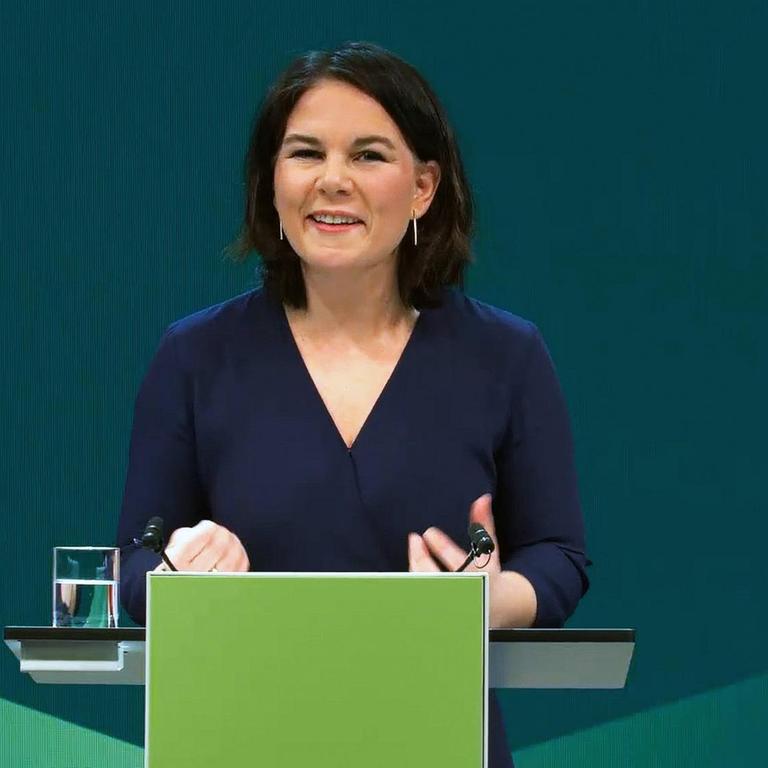 Kanzlerkandidatin Annalena Baerbock (Grüne) hält hinter einem Pult stehend eine Rede.