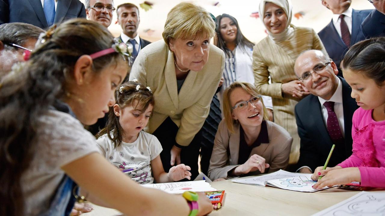 Bundeskanzlerin Angela Merkel im türkischen Flüchtlingslager Nizip.