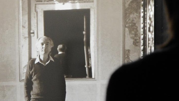 Eine Frau betrachtet in einer Ausstellung im Berliner Ensemble ein Foto des österreichischen Schriftstellers Thomas Bernhard.
