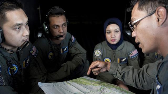 Ein Navigator der malaysischen Luftwaffe bespricht mit seiner Crew eine anstehende Suchaktion.