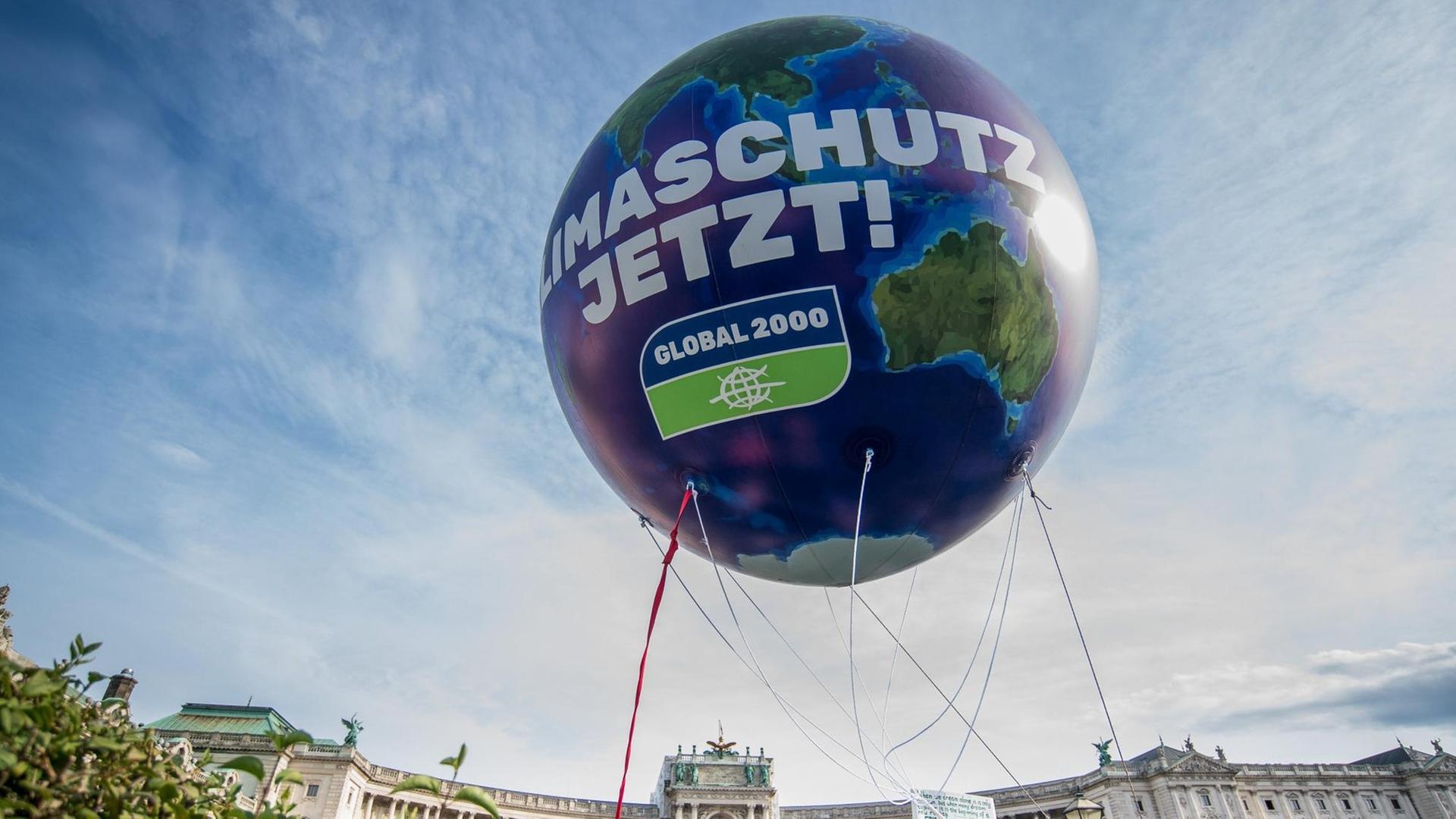 Ein Ballon mit der Aufschrift "Klimaschutz Jetzt" bei einer Demonstration in Wien.