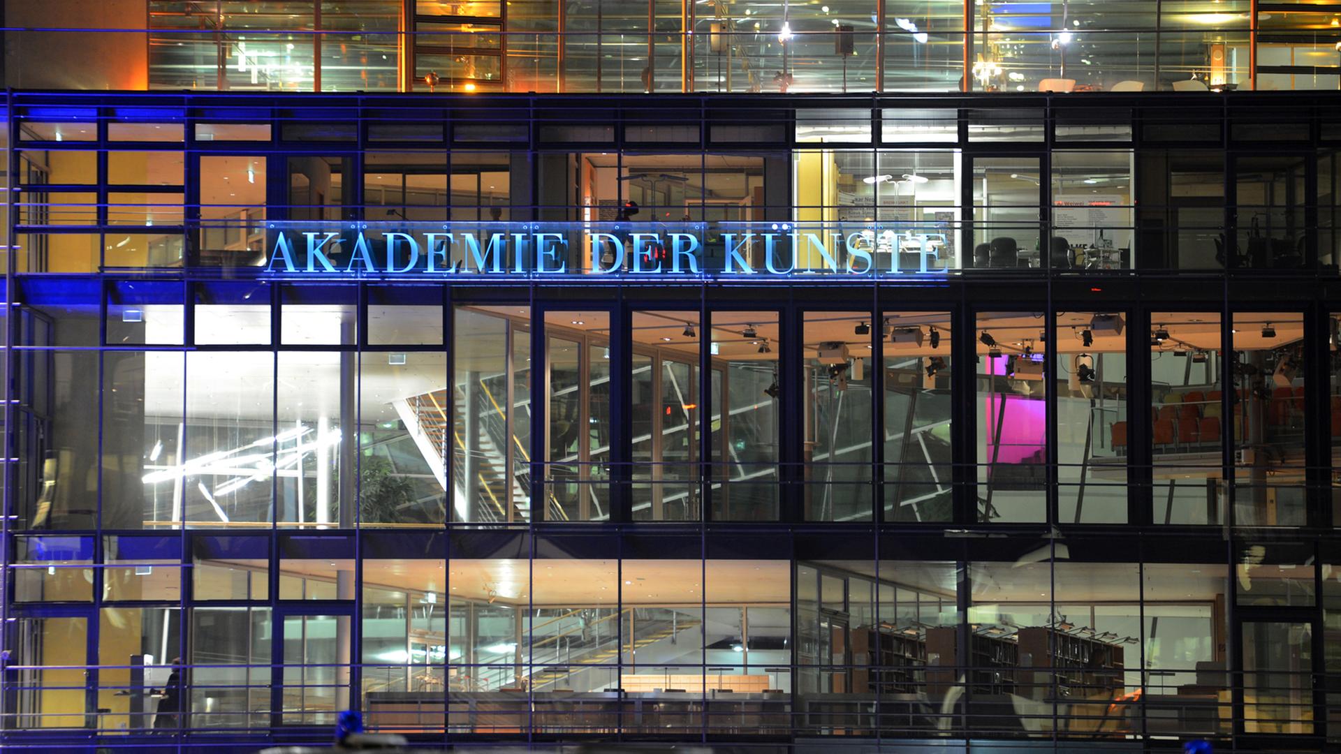 Blick auf die beleuchtete Glasfassade der Akademie der Künste Berlin am Pariser Platz 4