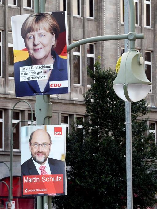Wahlplakate der CDU mit Bundeskanzlerin Angela Merkel und der SPD mit Spitzenkandidat Martin Schulz sind am 09.08.2017 vor dem Kaufhaus des Westens oder KaDeWe zu sehen.
