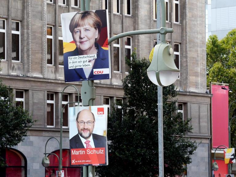 Wahlplakate der CDU mit Bundeskanzlerin Angela Merkel und der SPD mit Spitzenkandidat Martin Schulz sind am 09.08.2017 vor dem Kaufhaus des Westens oder KaDeWe zu sehen.