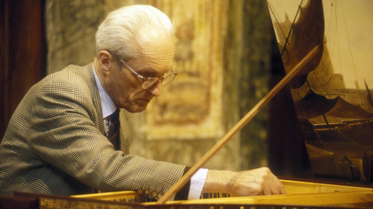 Und noch einmal ohne Perücke: Gustav Leonhardt – Cembalist, Organist, Dirigent und Stilikone – beim Stimmen eines Instruments
