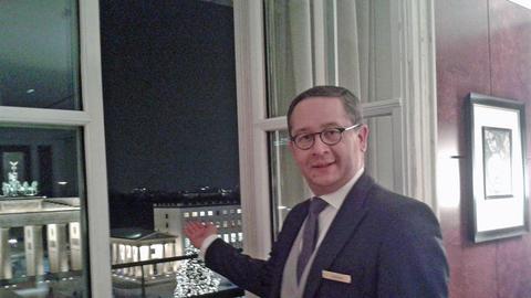 Der Butler Ricardo des Hotels Adlon präsentiert den Blick auf das Brandenburger Tor aus der Präsidentensuite.