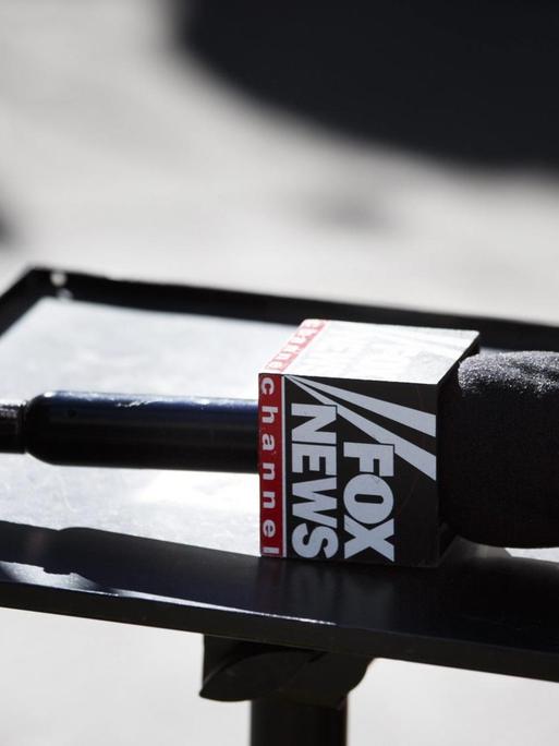 Ein Mikrofon von Fox News liegt auf einem Pult.