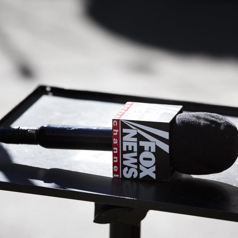 Ein Mikrofon von Fox News liegt auf einem Pult.