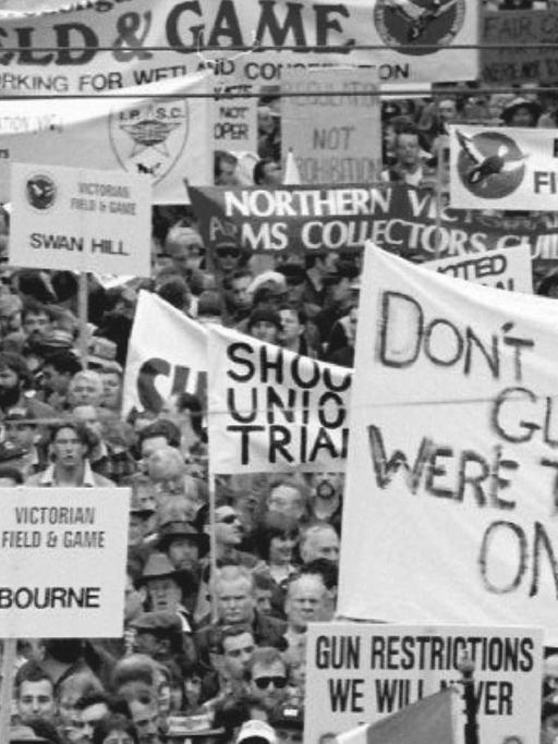 Tausende Menschen demonstrieren in Melbourne gegen die Verschärfung der Waffengesetze Australiens nach dem Amoklauf in Port Artur im Jahr 1996.