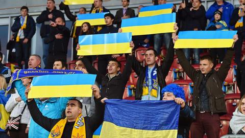 Ukrainische Fans während des WM-Qualifikationsspiels Ukraine gegen Kosovo im polnischen Krakau.