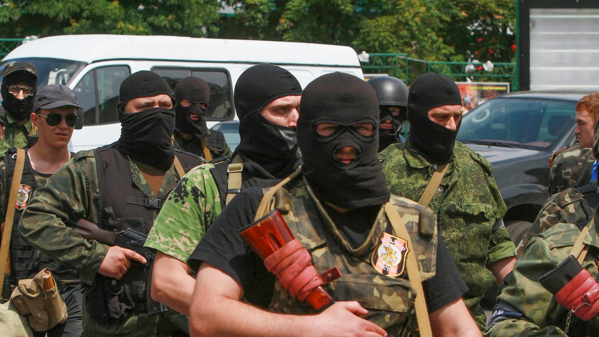 Prorussische bewaffnete Rebellen in Donezk (Ukraine) am 25. Mai 2014.