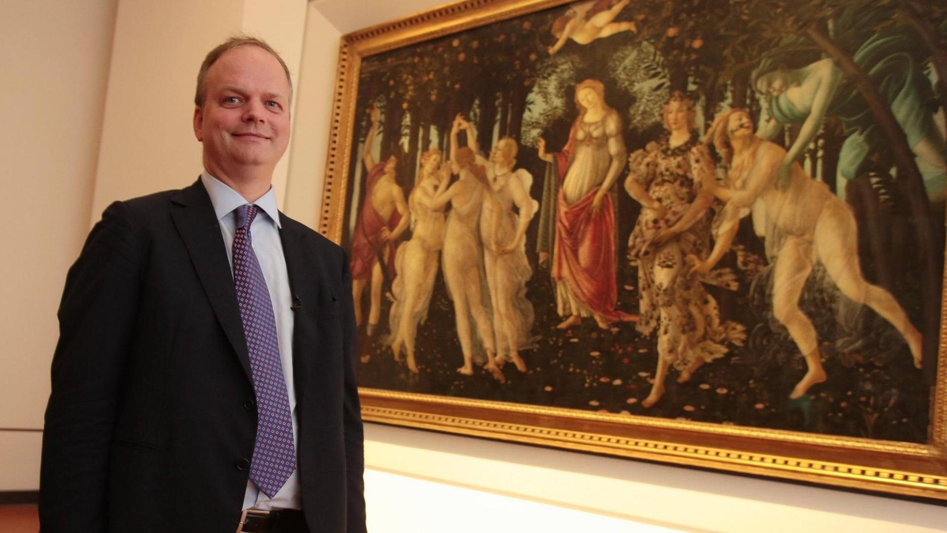 Eike Schmidt, amtierender Direktor der Uffizien in Florenz vor dem Gemälde 'Primavera' von Sandro Botticelli.