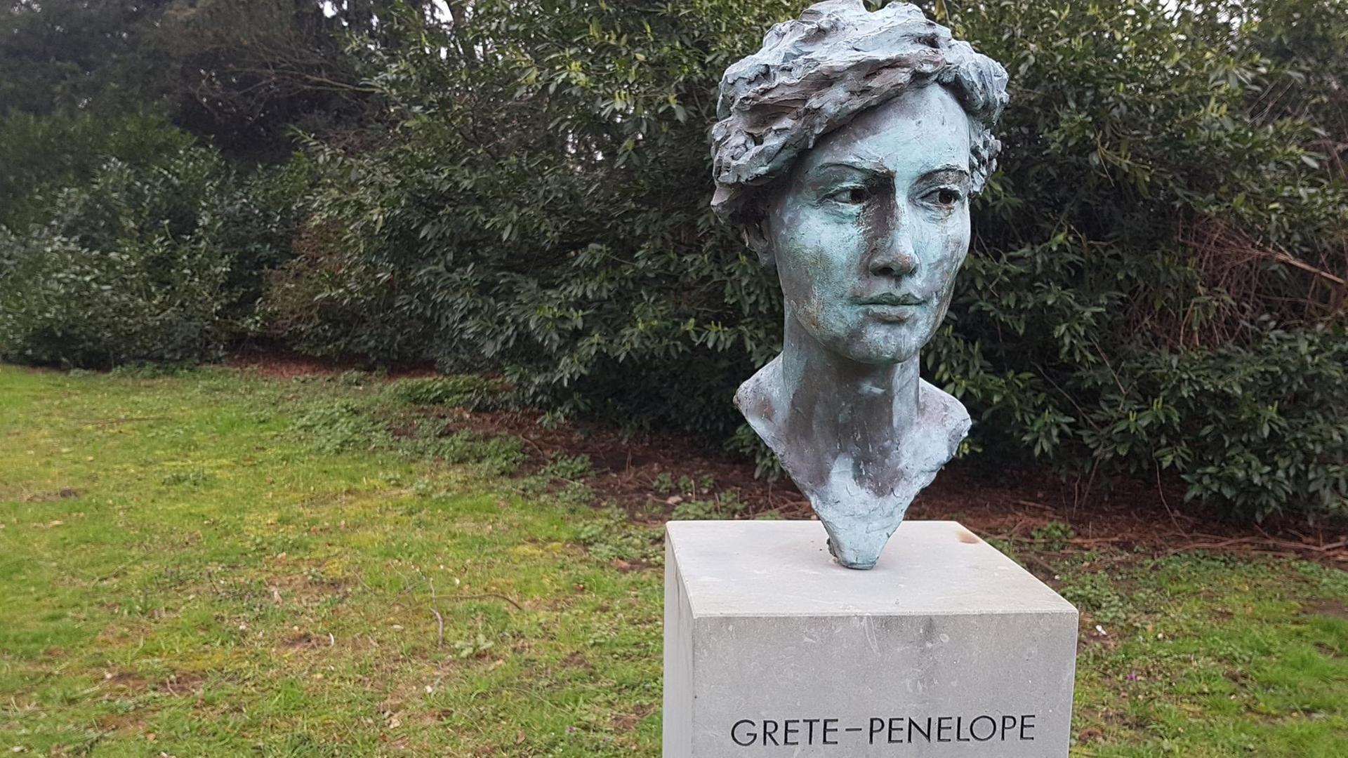 Eine Skulptur der Kunstfigur von Grete Penelope Mars.