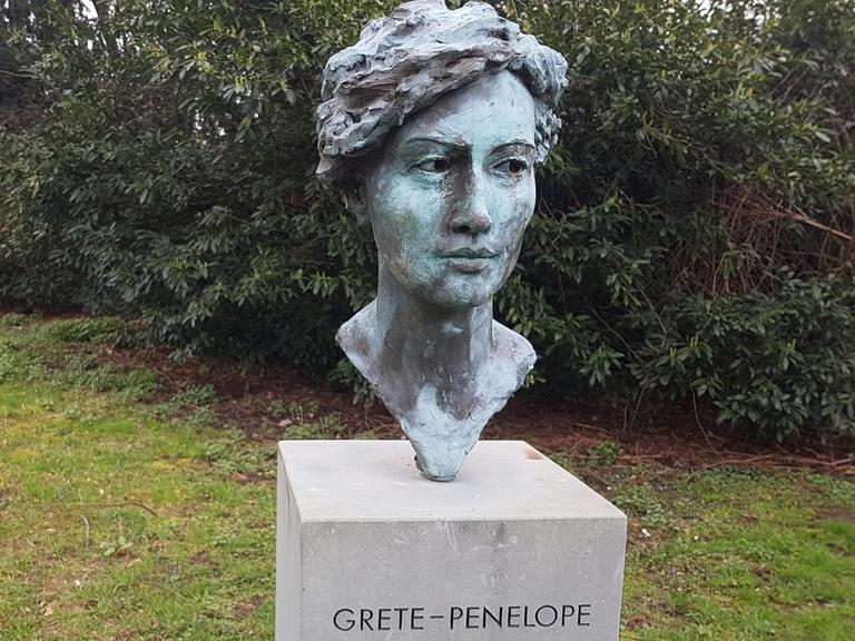 Eine Skulptur der Kunstfigur von Grete Penelope Mars.