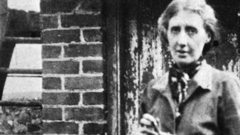 Historisches schwarz/weiss Porträt von der Schriftstellerin Virginia Woolf im Garten ihres Hauses in Rodmell, 1926.