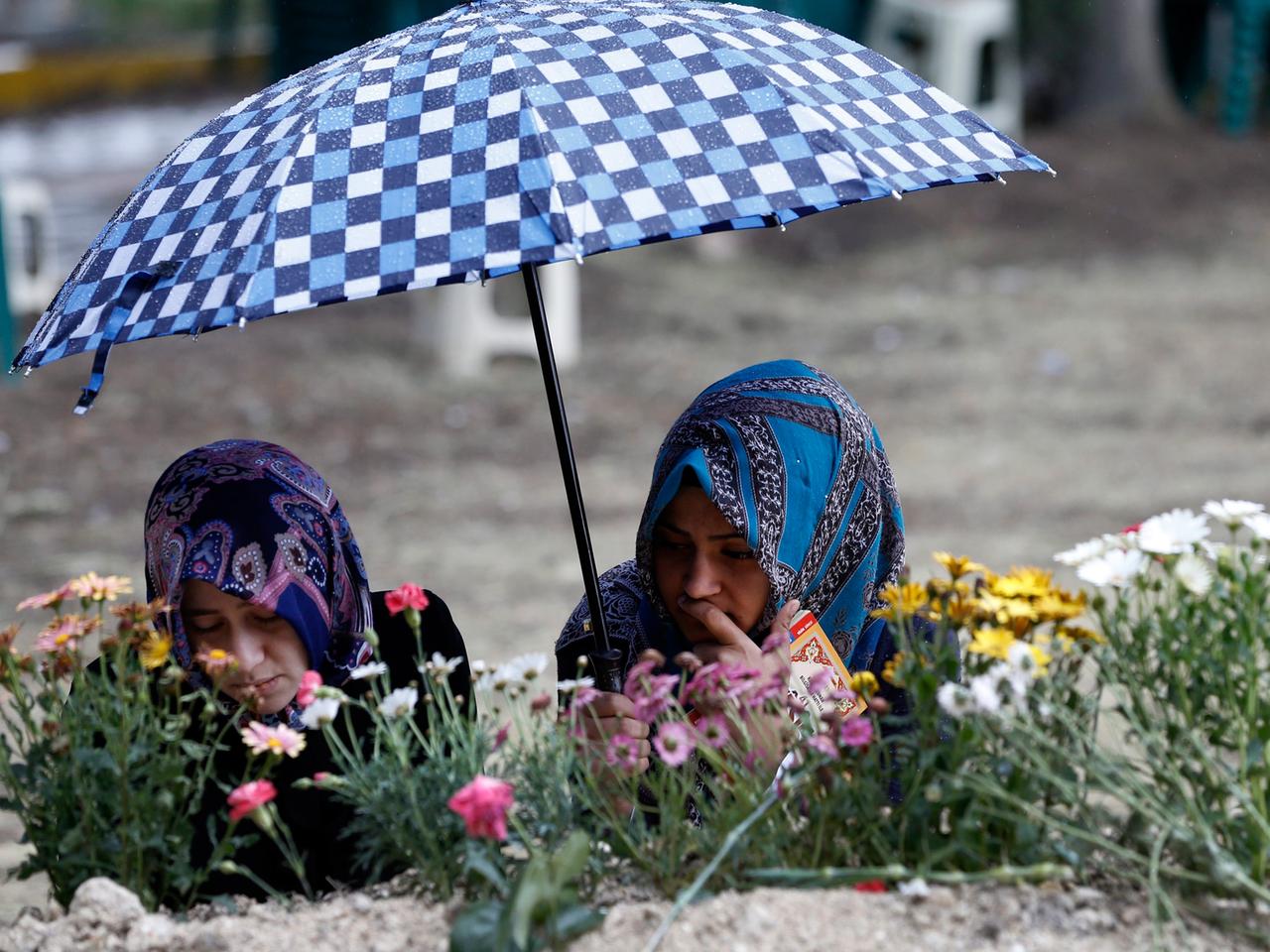 Zwei junge Frauen oder Mädchen vor Gräbern in Soma.