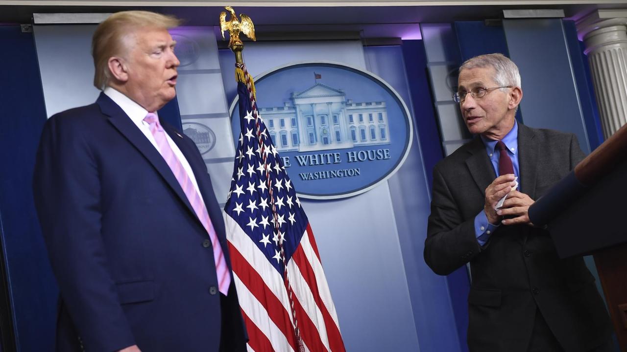 Der amerikanische Virologe Anthony Fauci (r) neben US-Präsident Donald Trump während einer Pressekonferenz im Weißen Haus