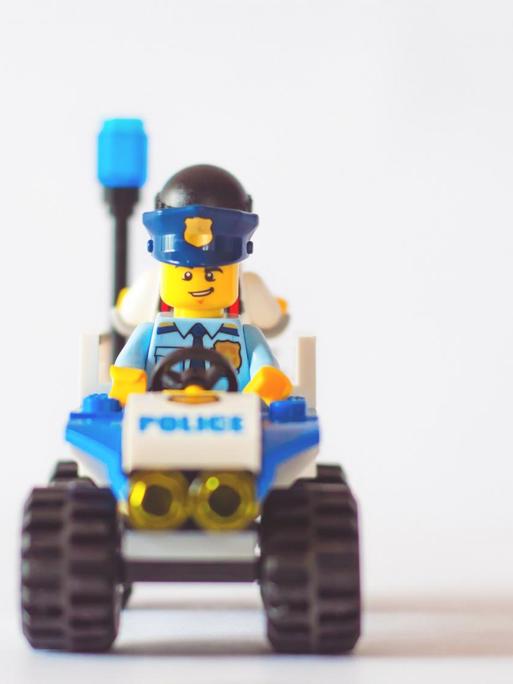  Legomännchen auf Polizeiauto