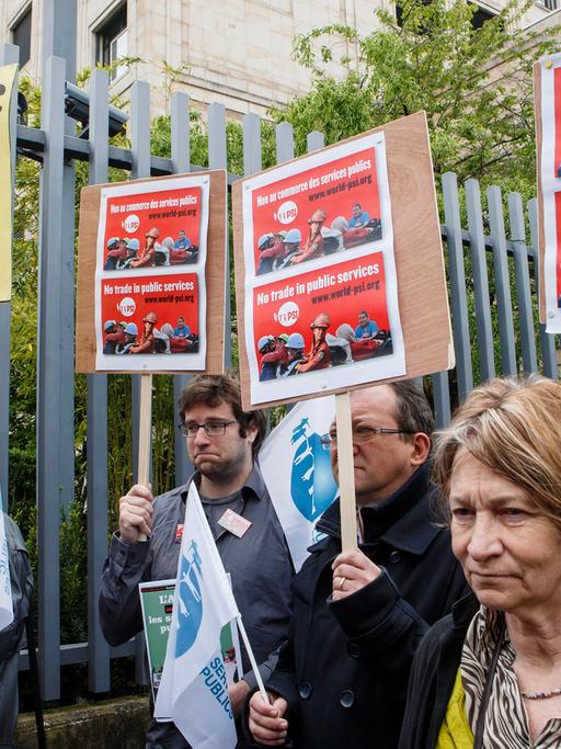 Demonstranten vor der australischen Botschaft in Genf protestieren gegen das geplante TiSA-Abkommen.