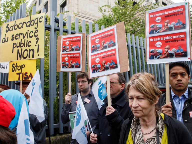 Demonstranten vor der australischen Botschaft in Genf protestieren gegen das geplante TiSA-Abkommen.