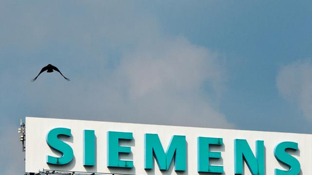 Schild mit Aufschrift "Siemens" auf einem Gebäude