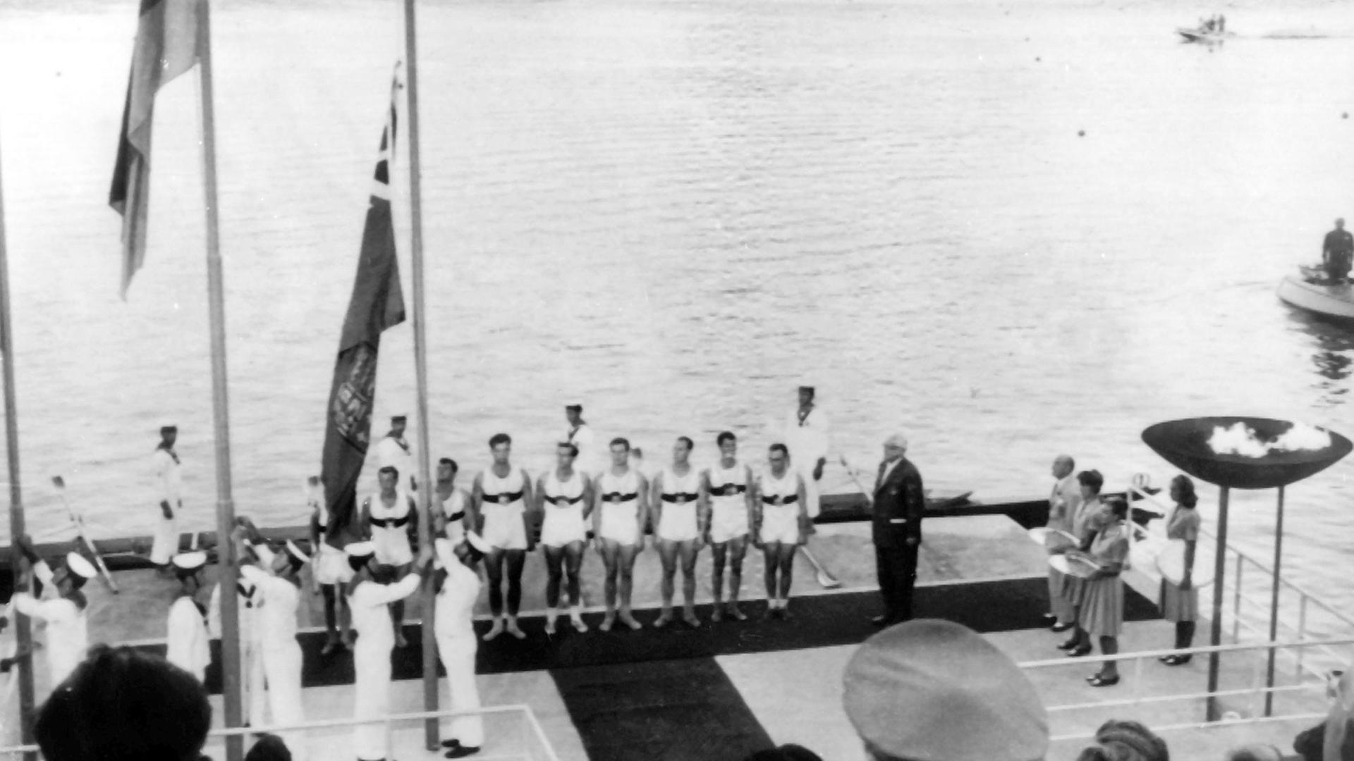 Der deutsche Achter 1960 bei der Siegerehrung am Albaner See bei Rom.