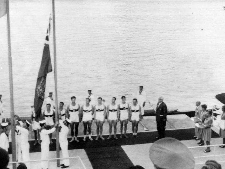 Der deutsche Achter 1960 bei der Siegerehrung am Albaner See bei Rom.