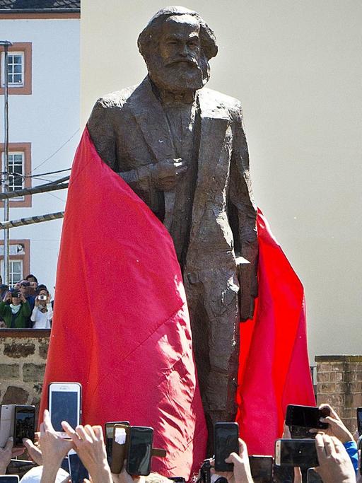 Die Bronzestatue von Karl Marx wird in seiner Geburtsstadt Trier enthüllt.