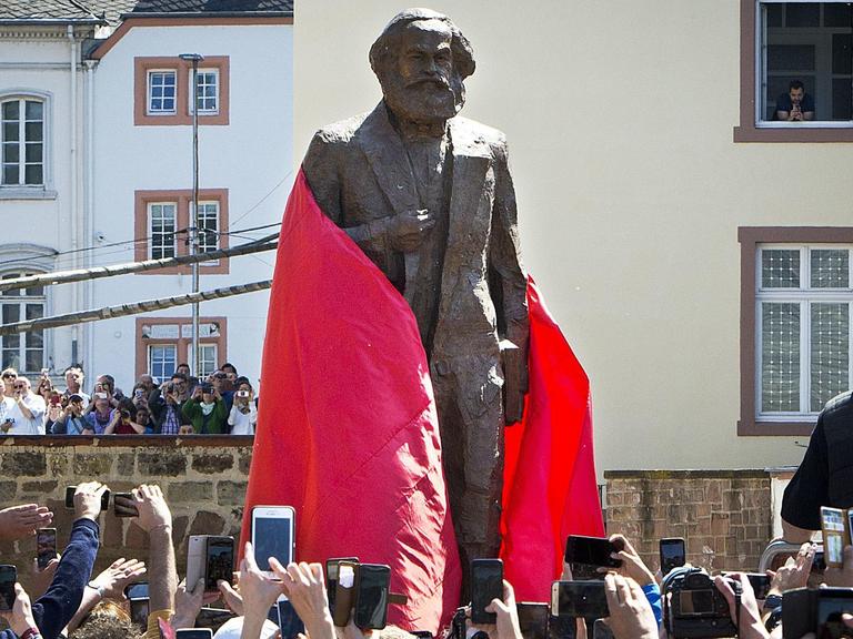 Die Bronzestatue von Karl Marx wird in seiner Geburtsstadt Trier enthüllt.