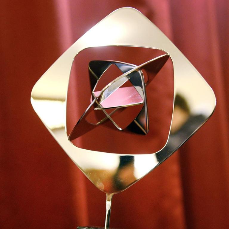 Nordrhein-Westfalen, Essen: Eine Frau hält den Grimme-Preis in ihrer Hand.