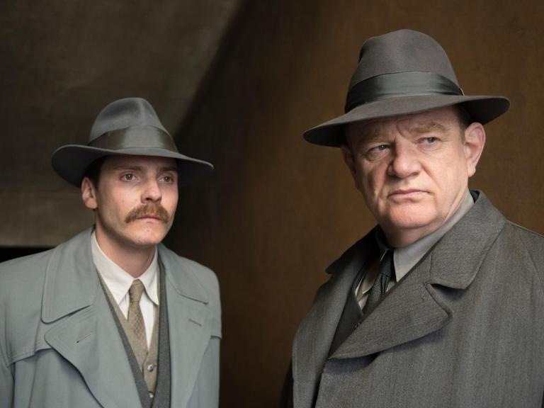 Filmszene: Brendan Gleeson (r) als Otto und Daniel Brühl als Escherich in einer Szene aus "Jeder stirbt für sich allein".